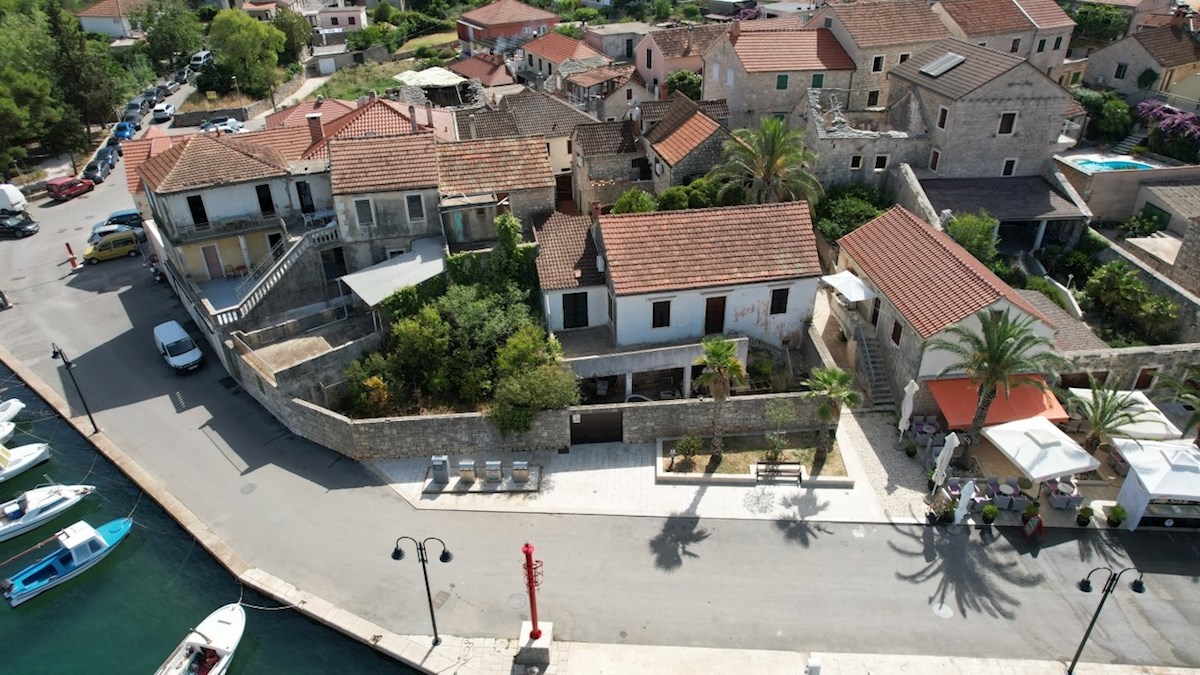 Kamnita hiša ob morju z ograjenim vrtom, Vrboska, otok Hvar