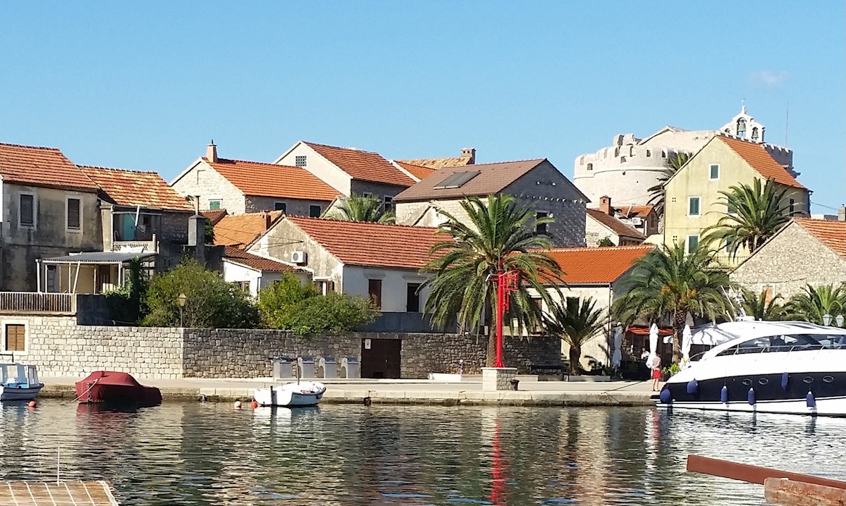 Kamnita hiša ob morju z ograjenim vrtom, Vrboska, otok Hvar