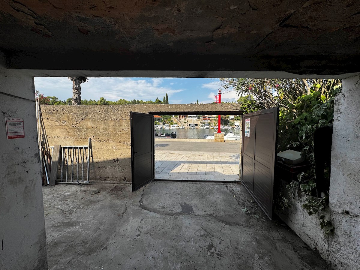 Kamnita hiša ob morju z ograjenim vrtom, Vrboska, otok Hvar