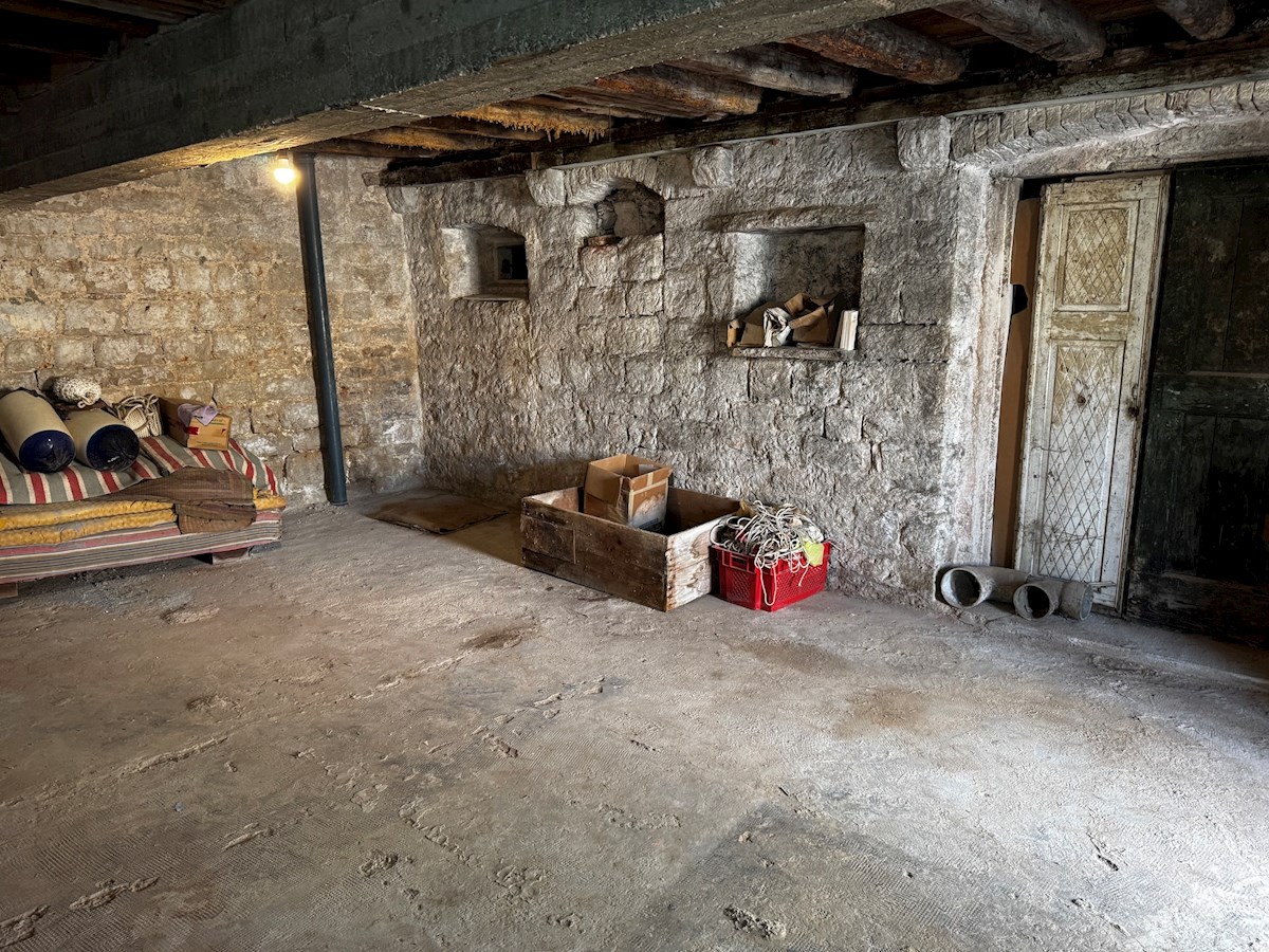Kamnita hiša ob morju z ograjenim vrtom, Vrboska, otok Hvar