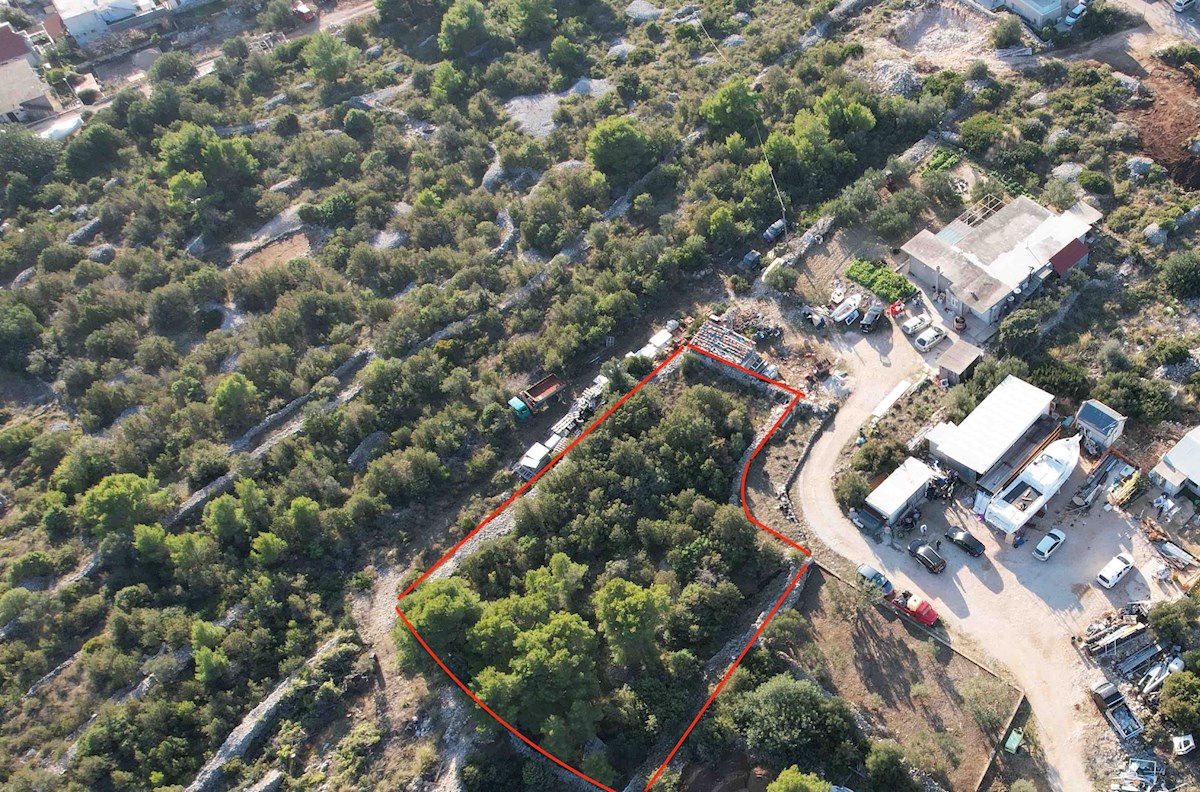 Odlična gradbena parcela v mestu Hvar, 1200 m² z razgledom