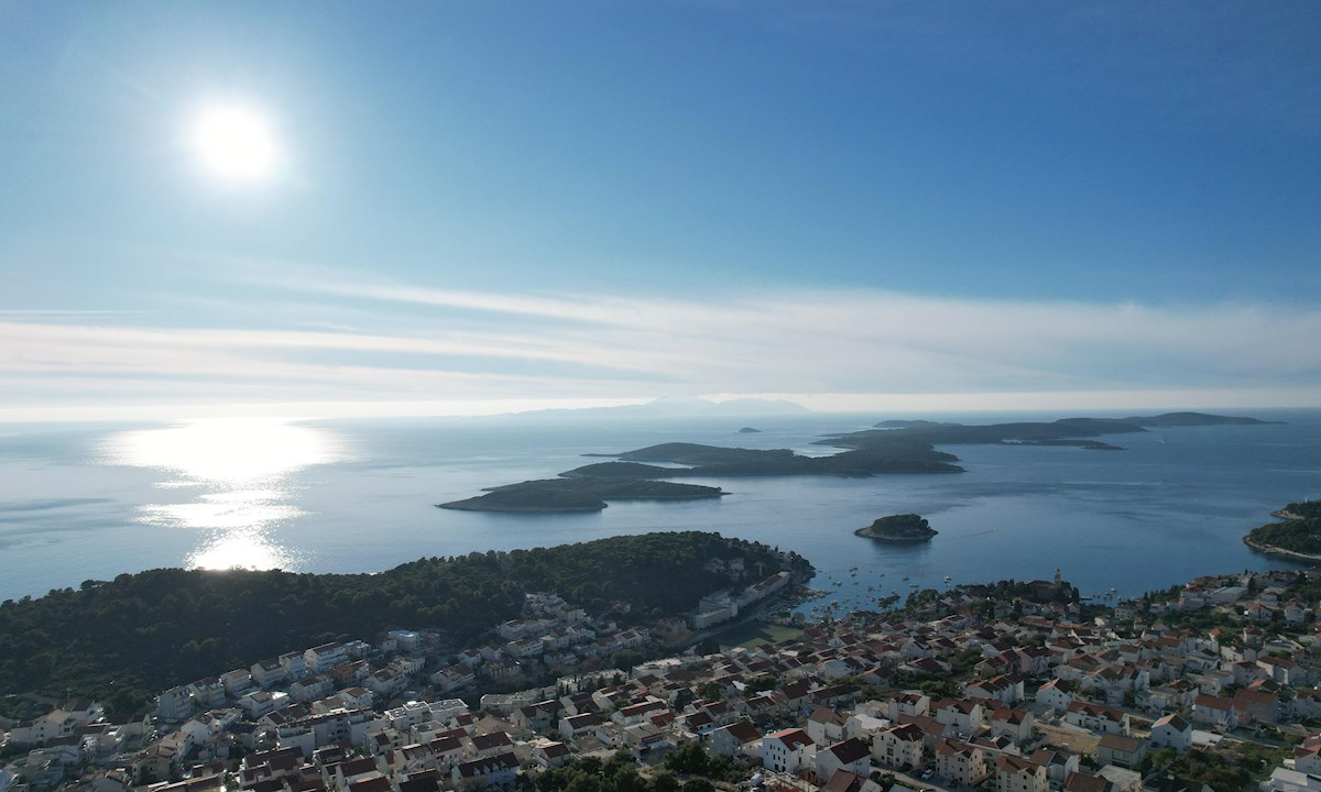 Odlična gradbena parcela v mestu Hvar, 1200 m² z razgledom