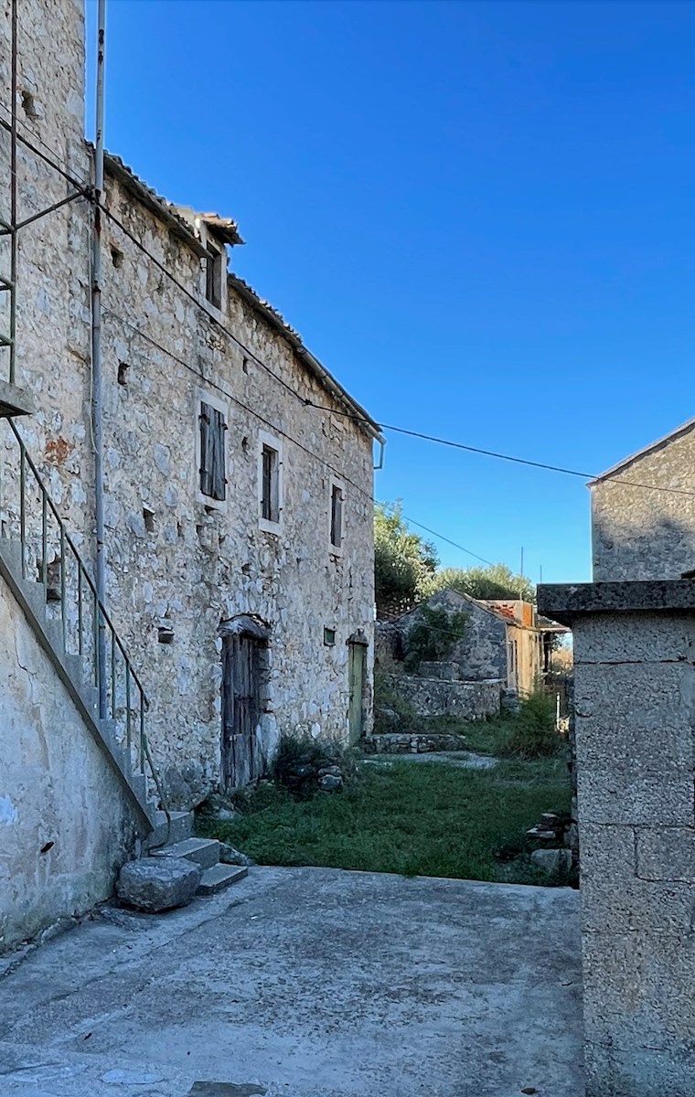 Dve kamniti hiši za obnovo na Hvaru, Velo Grablje