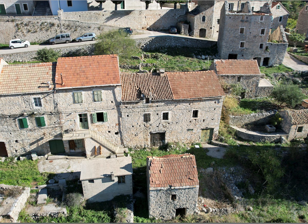 Dve kamniti hiši za obnovo na Hvaru, Velo Grablje