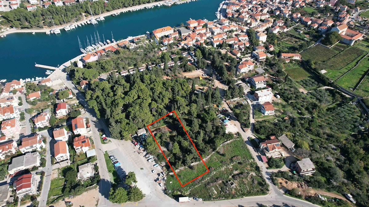 Gradbeno zemljišče za stanovanjsko in poslovno rabo v Starem Gradu