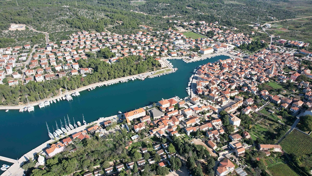 Gradbeno zemljišče za stanovanjsko in poslovno rabo v Starem Gradu