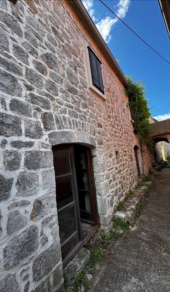 Kamnita hiša z vrtom in zemljiščem Dol, otok Hvar