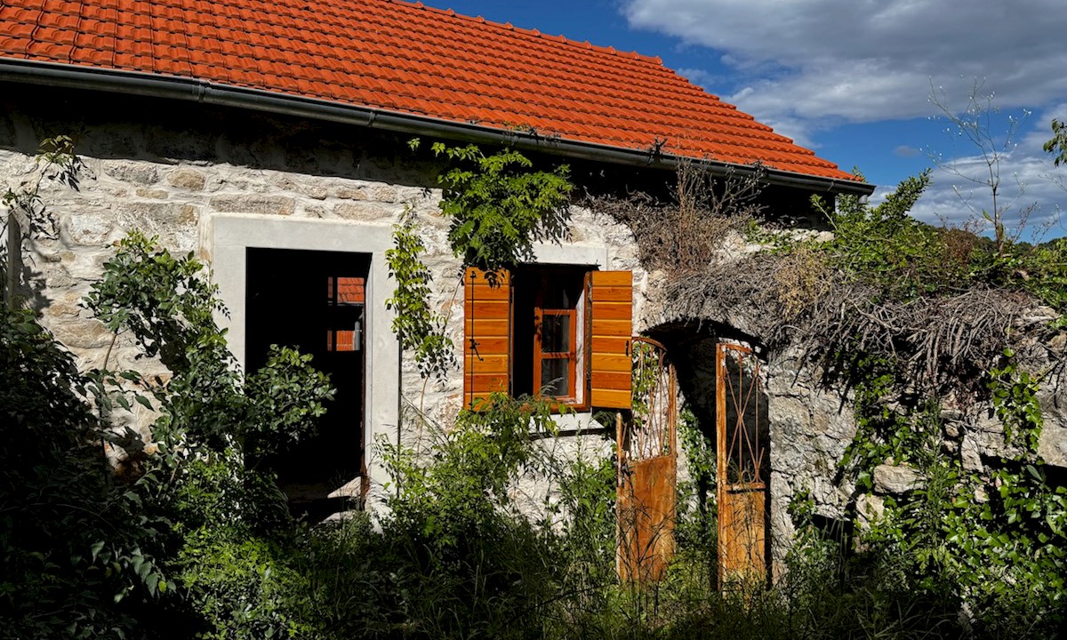 Kamnita hiša z vrtom in zemljiščem Dol, otok Hvar