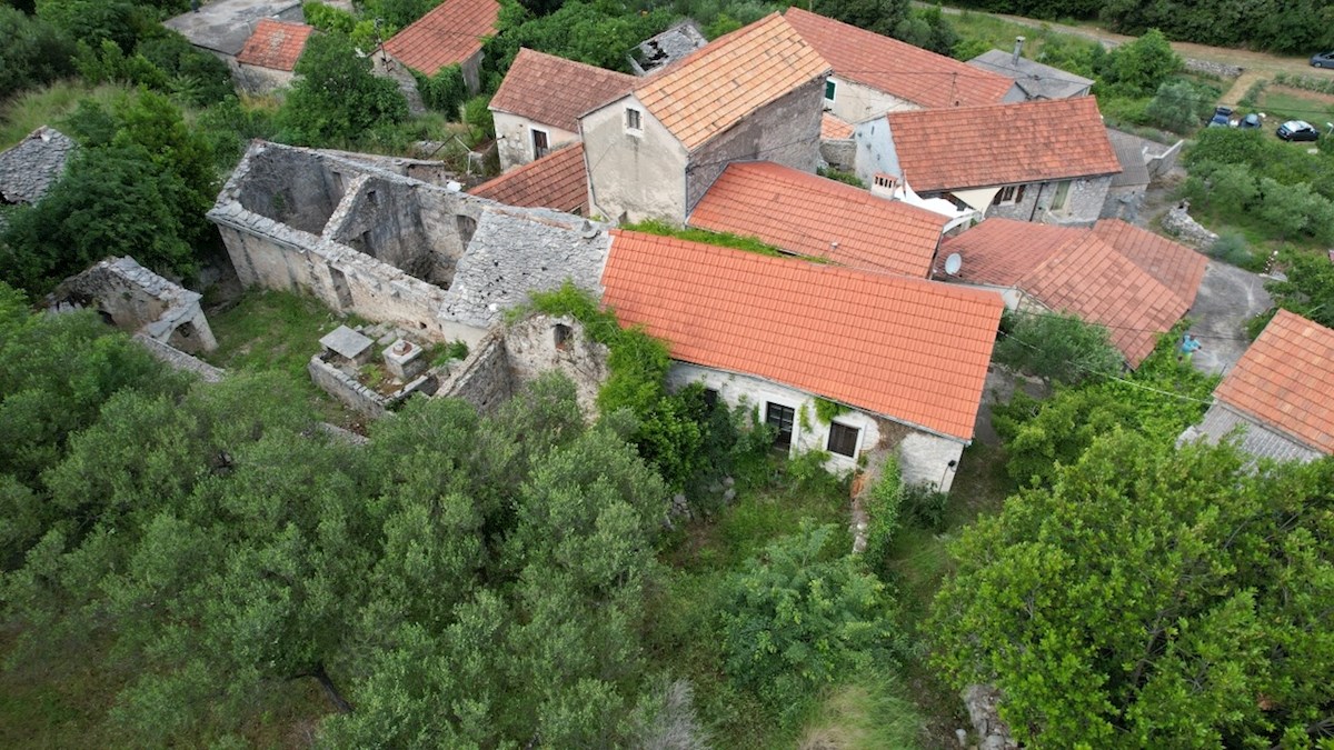 Kamnita hiša z vrtom in zemljiščem Dol, otok Hvar