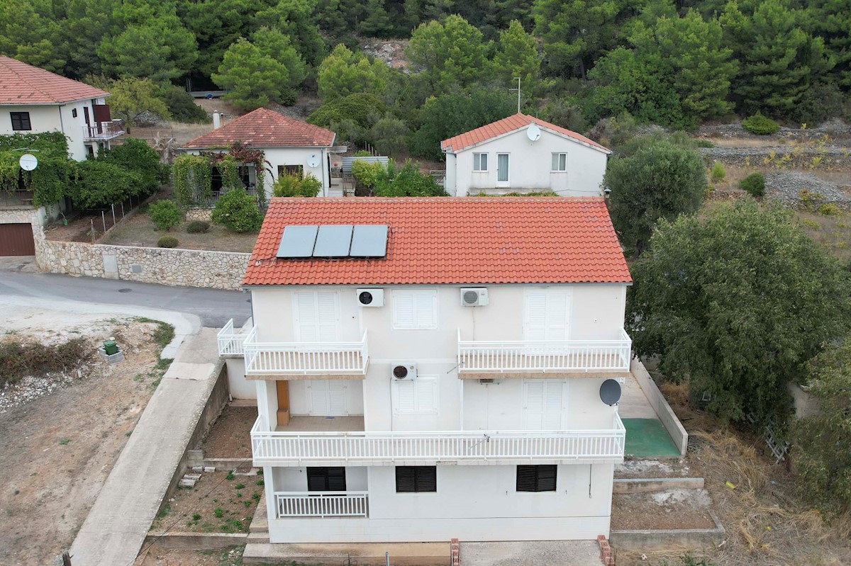 Edinstvena priložnost za nakup apartmajske hiše na Hvaru
