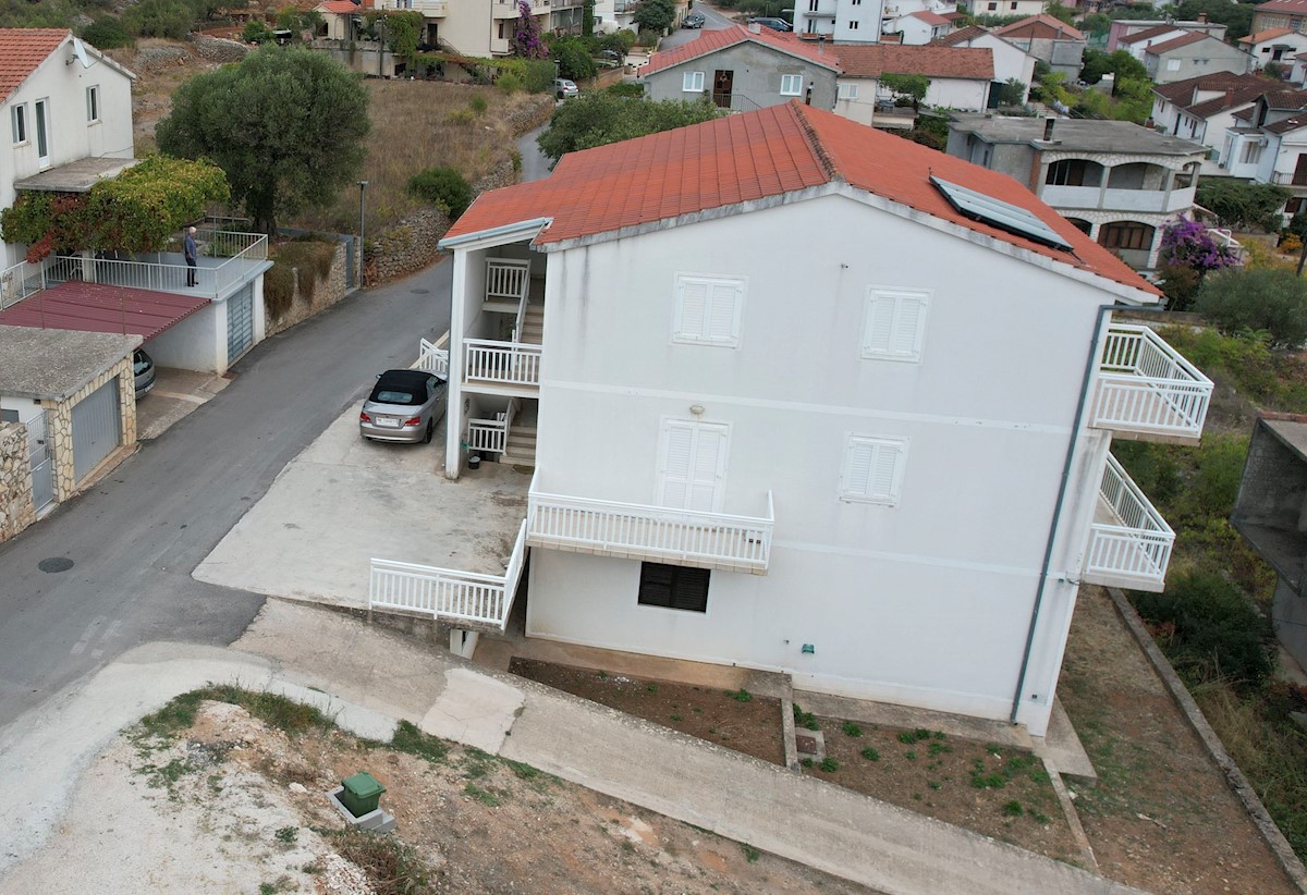 Edinstvena priložnost za nakup apartmajske hiše na Hvaru