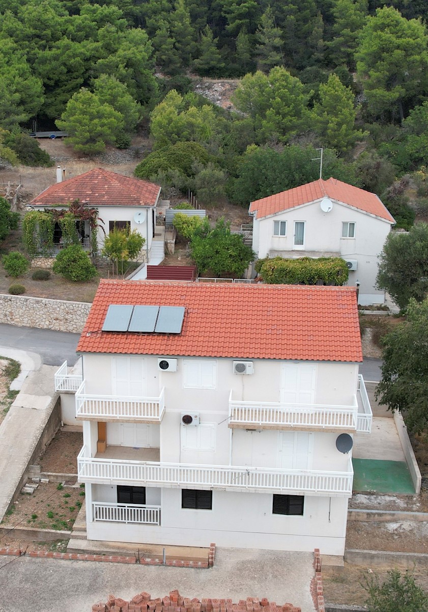 Edinstvena priložnost za nakup apartmajske hiše na Hvaru