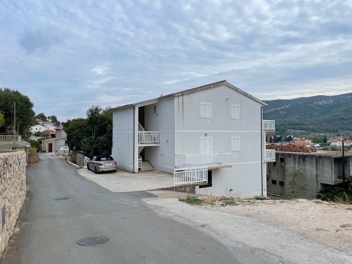 Edinstvena priložnost za nakup apartmajske hiše na Hvaru