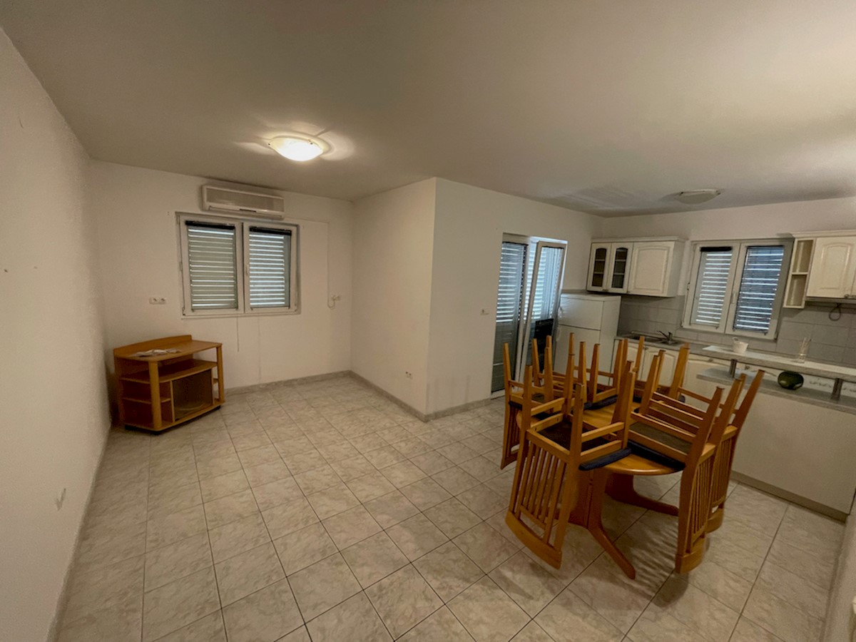 Edinstvena priložnost za nakup apartmajske hiše na Hvaru