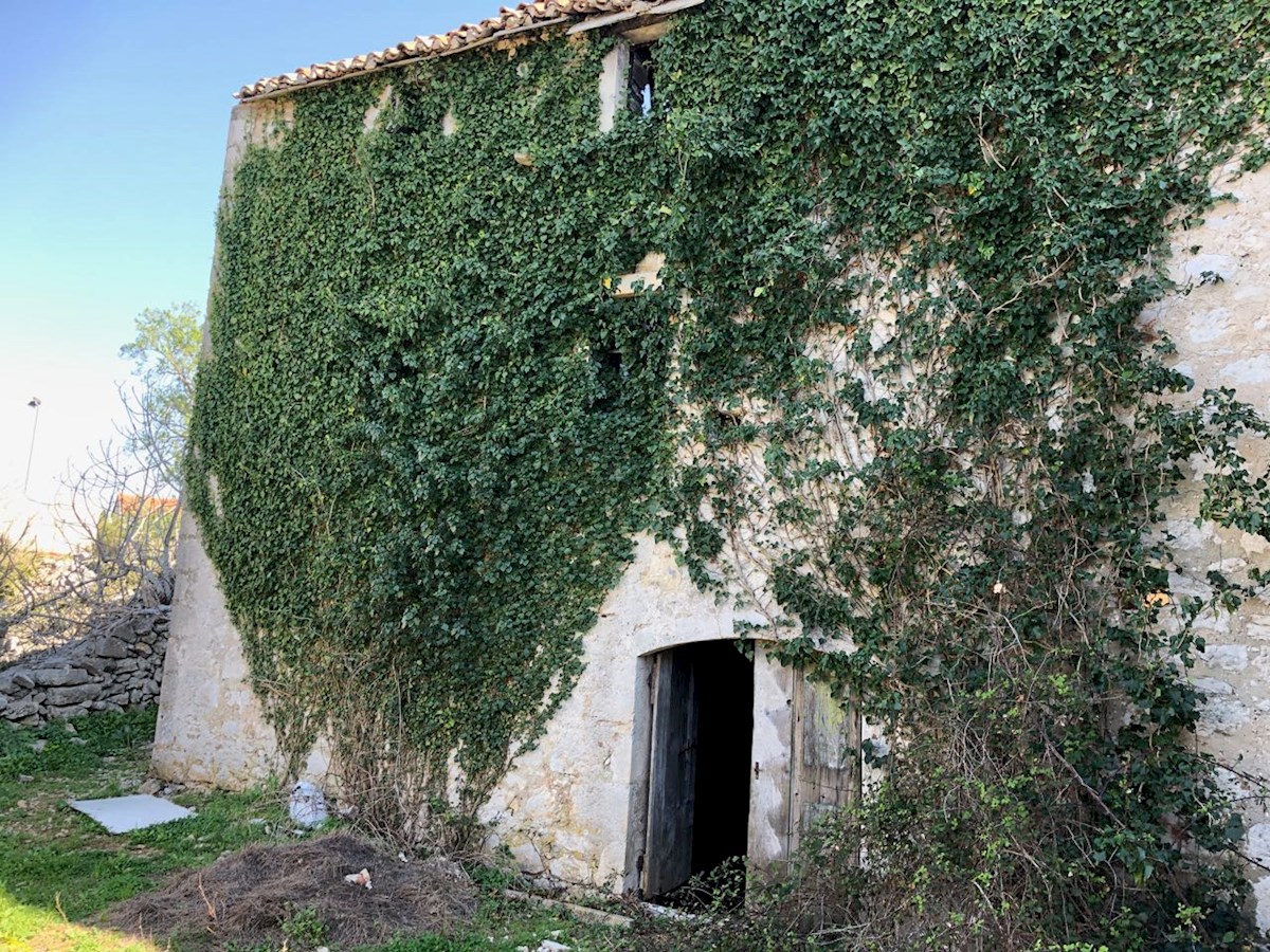 Tradicionalna kamnita hiša za obnovo na Hvaru s pogledom na morje in možnost dodatnega zemljišča v Brusju