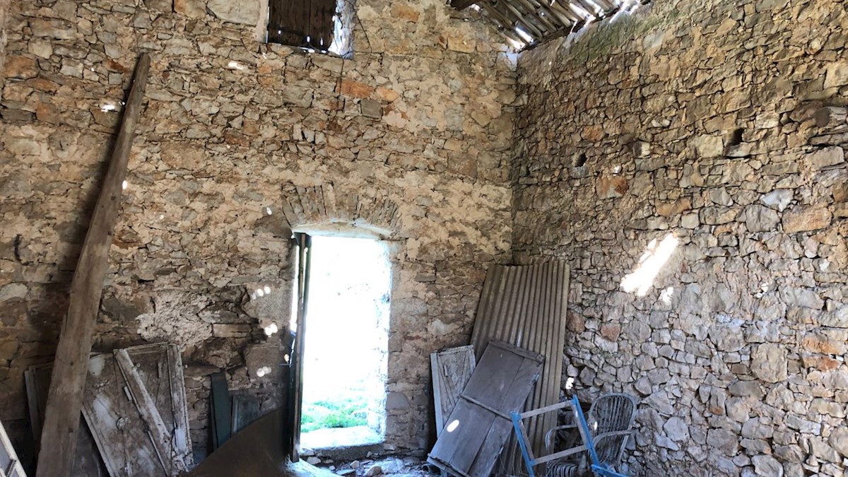 Tradicionalna kamnita hiša za obnovo na Hvaru s pogledom na morje in možnost dodatnega zemljišča v Brusju