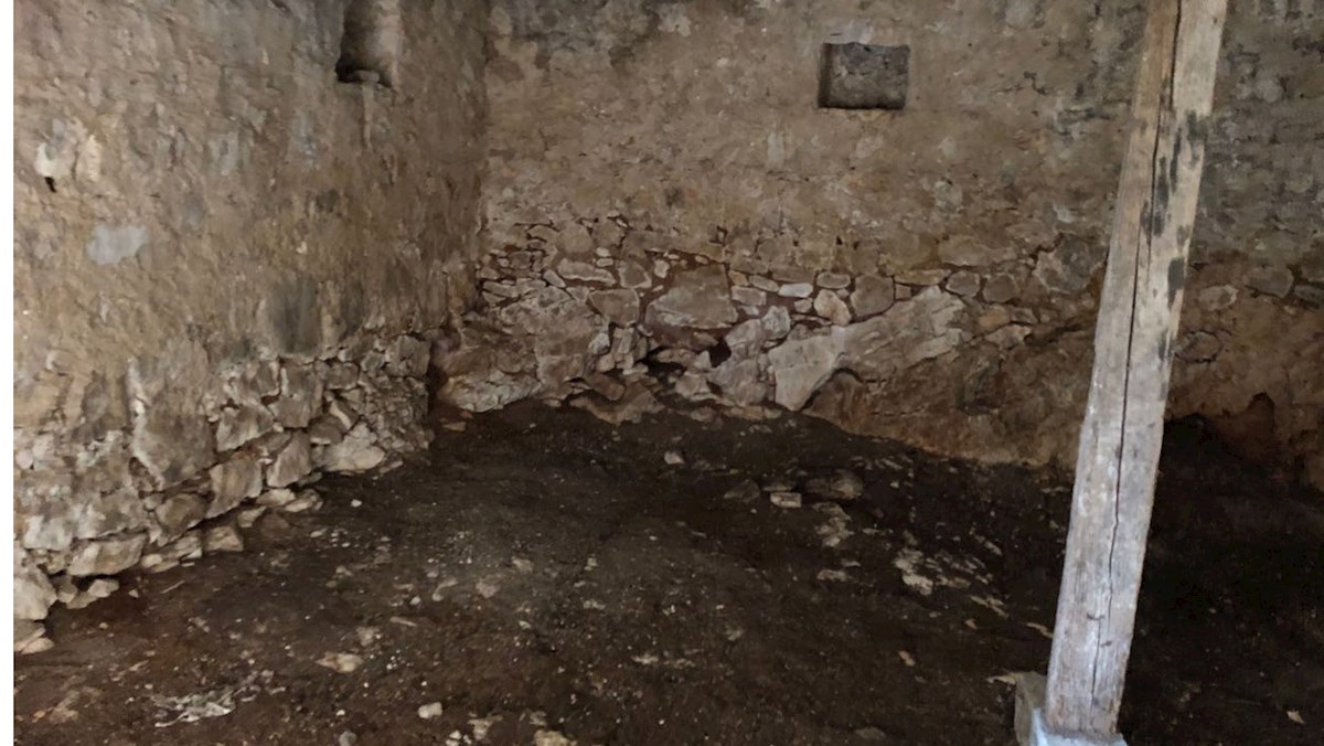 Tradicionalna kamnita hiša za obnovo na Hvaru s pogledom na morje in možnost dodatnega zemljišča v Brusju