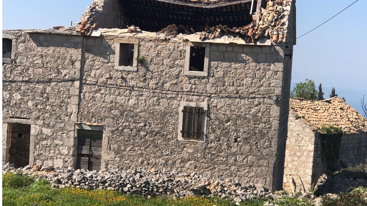 Tradicionalna kamnita hiša za obnovo na Hvaru s pogledom na morje in možnost dodatnega zemljišča v Brusju