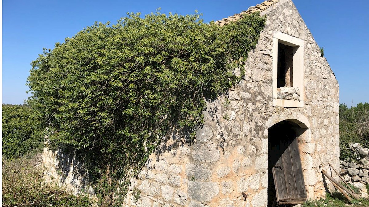 Tradicionalna kamnita hiša za obnovo na Hvaru s pogledom na morje in možnost dodatnega zemljišča v Brusju
