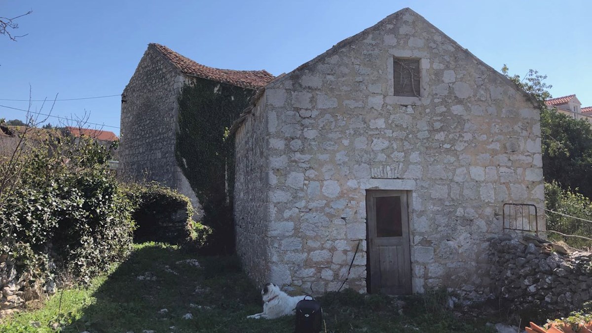 Tradicionalna kamnita hiša za obnovo na Hvaru s pogledom na morje in možnost dodatnega zemljišča v Brusju