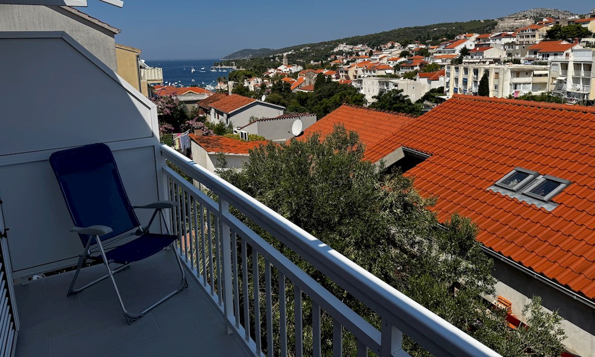 Dupleks stanovanje z balkonom, teraso, vrtom in parkiriščem v Hvaru