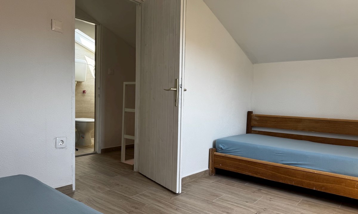Dupleks stanovanje z balkonom, teraso, vrtom in parkiriščem v Hvaru