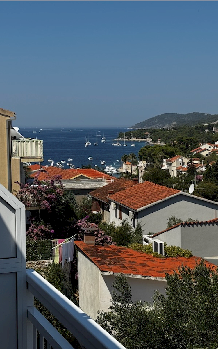 Dupleks stanovanje z balkonom, teraso, vrtom in parkiriščem v Hvaru