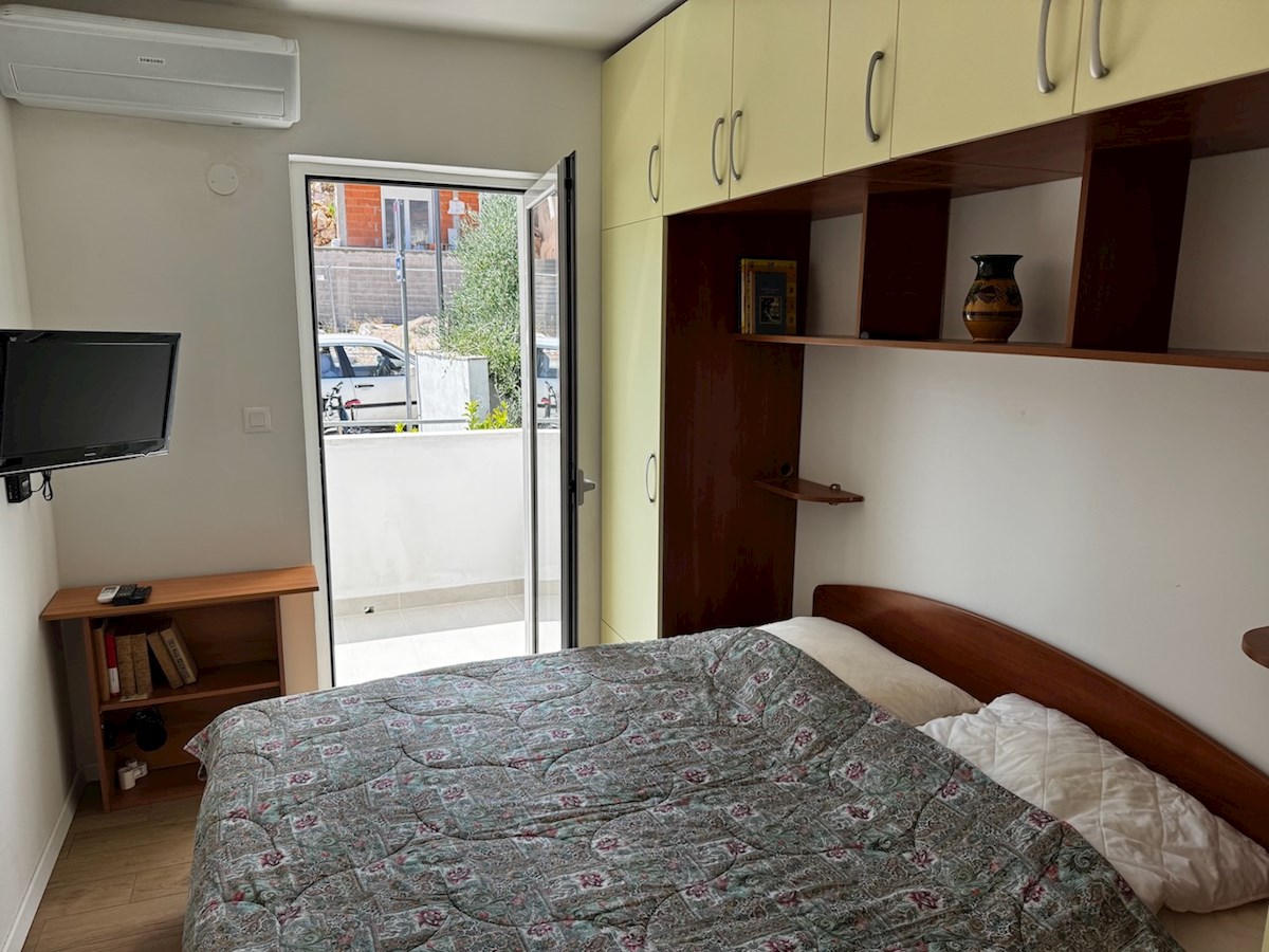 Dupleks stanovanje z balkonom, teraso, vrtom in parkiriščem v Hvaru