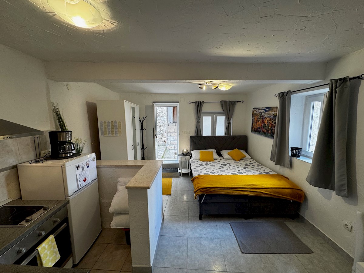 Tradicionalna kamnita hiša z odobrenim projektom – mesto Hvar