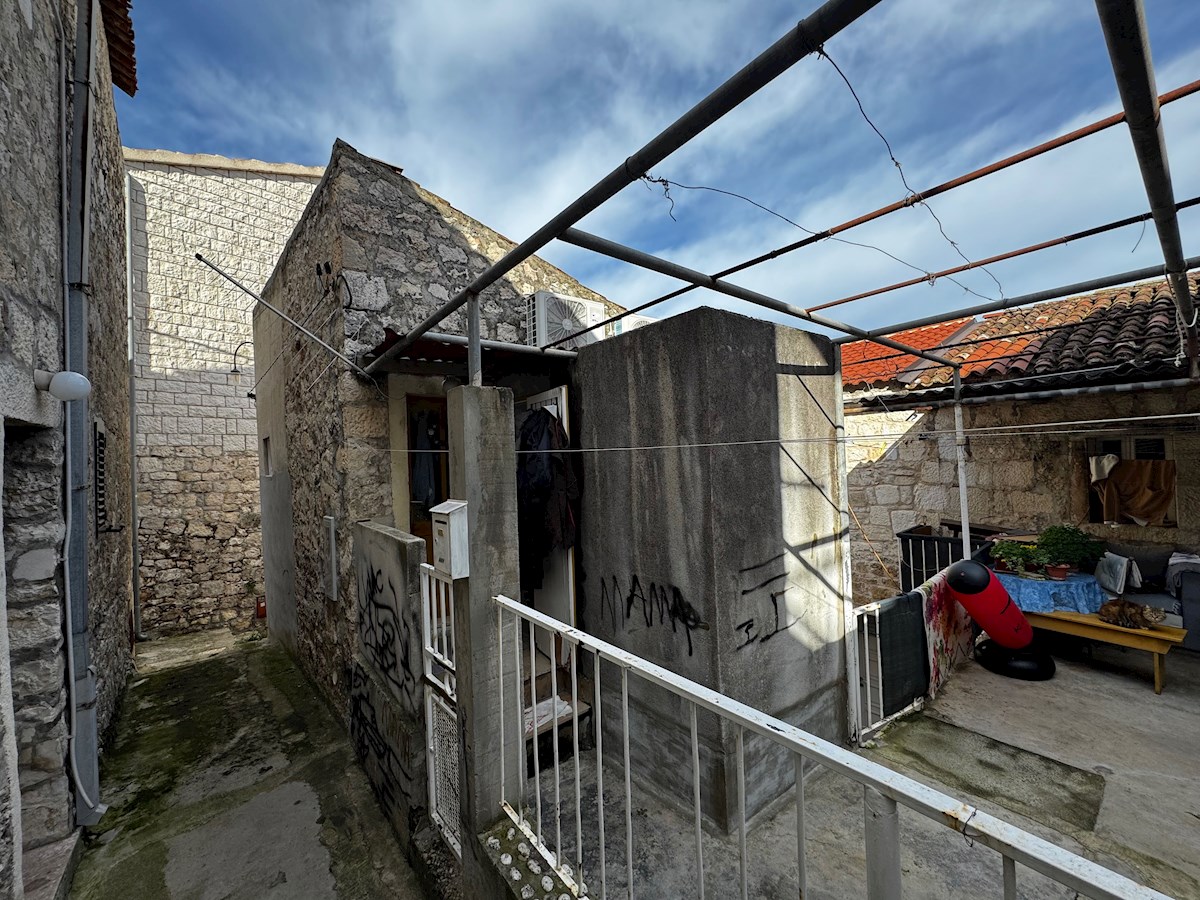 Tradicionalna kamnita hiša z odobrenim projektom – mesto Hvar