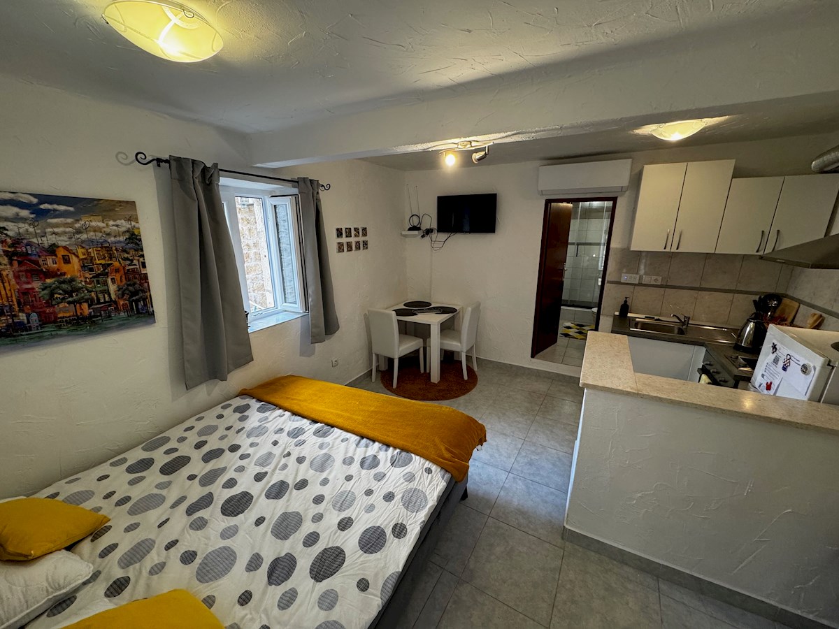 Tradicionalna kamnita hiša z odobrenim projektom – mesto Hvar