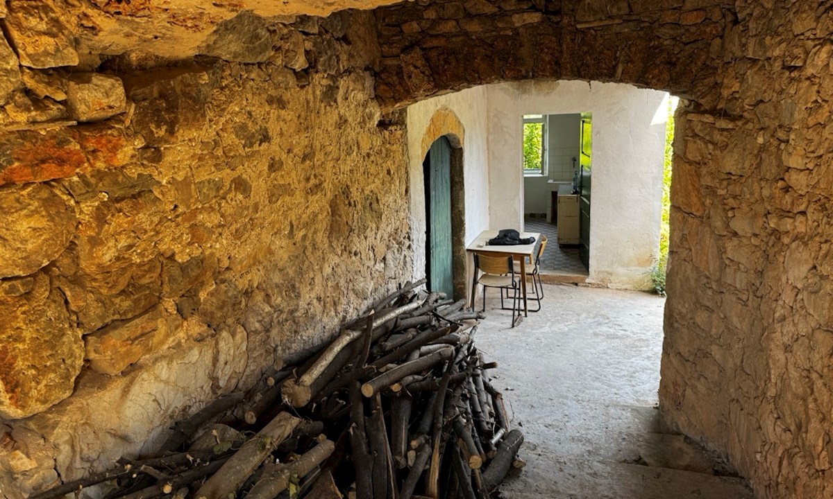 Kamnita hiša Vrbanj s teraso in vrtom