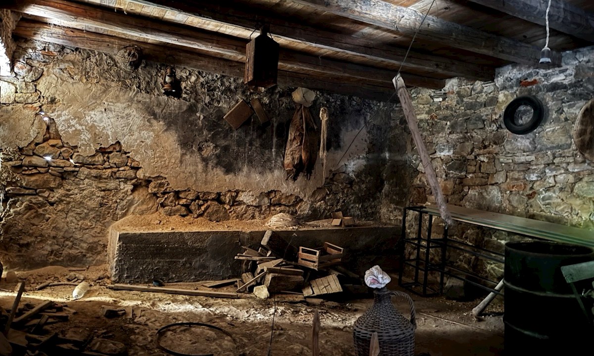 Kamnita hiša Vrbanj s teraso in vrtom