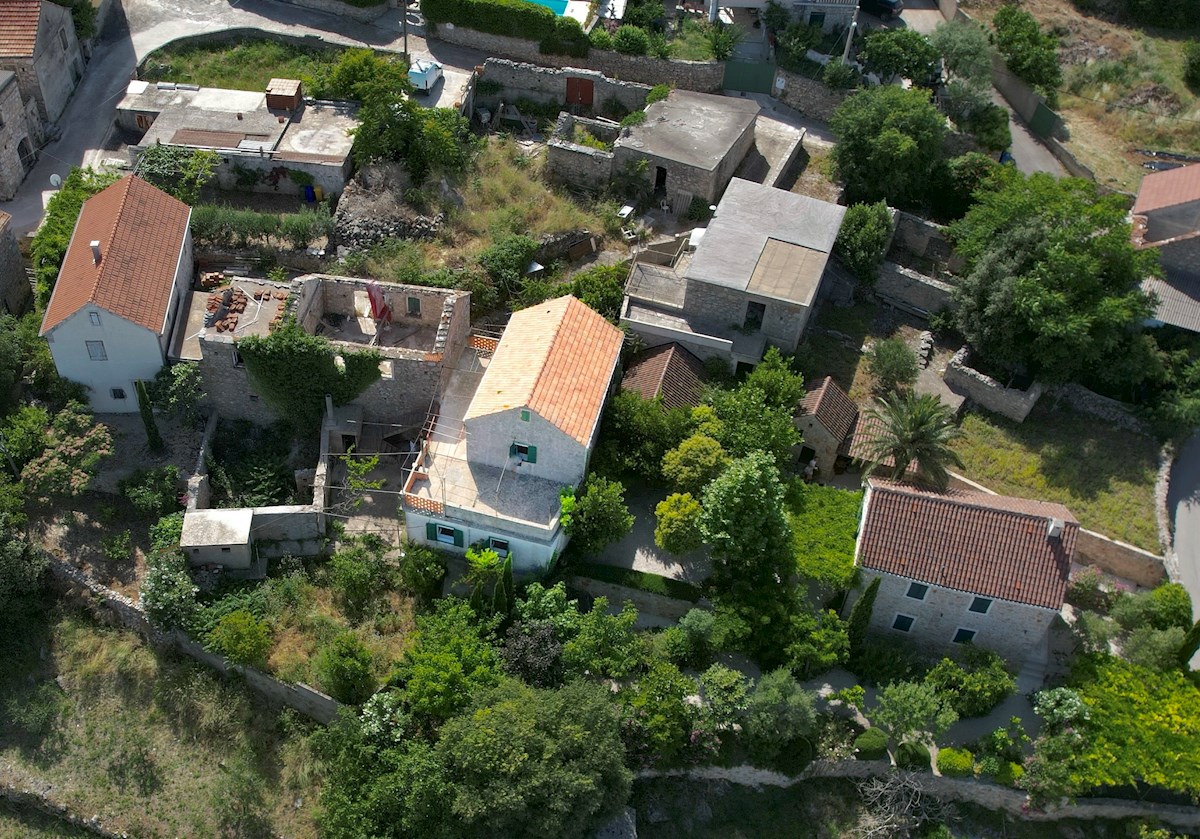 Kamnita hiša Vrbanj s teraso in vrtom