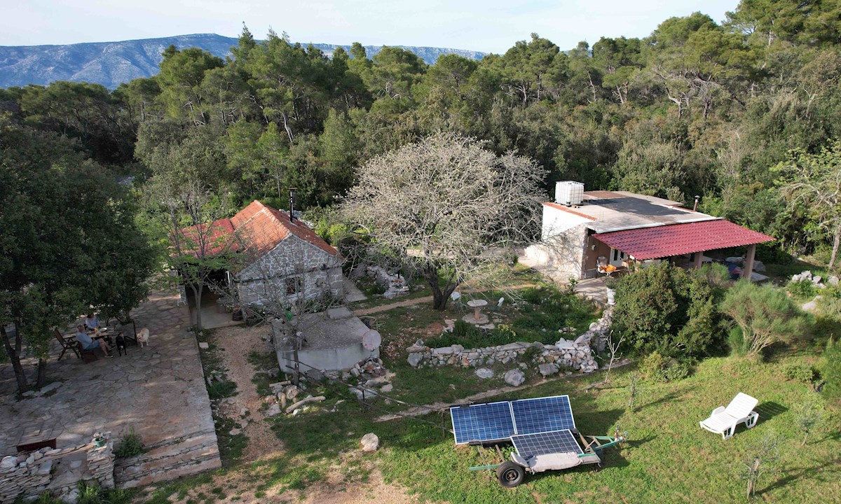 Idilično posestvo na samem v naravi na otoku Hvaru