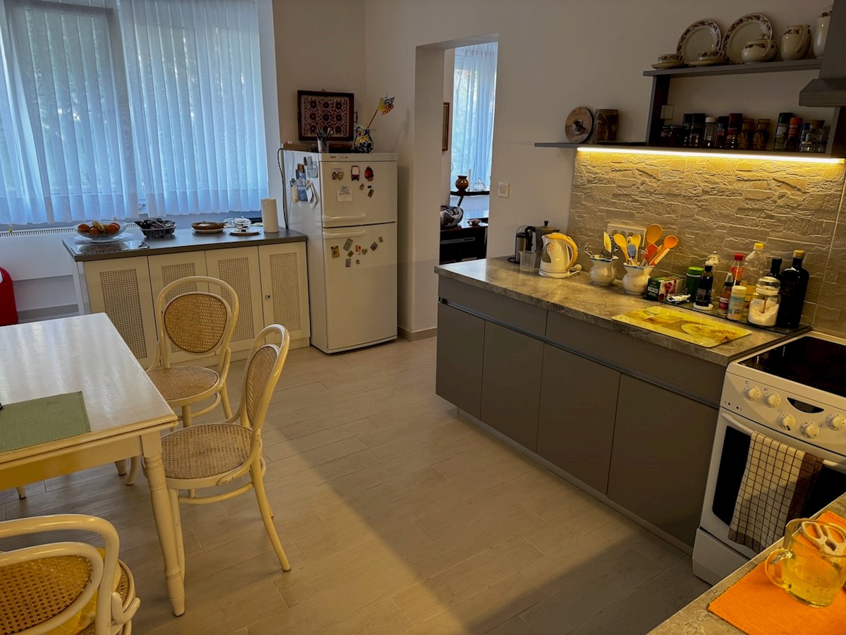 Prostorno trisobno stanovanje z garažo na Hvaru naprodaj