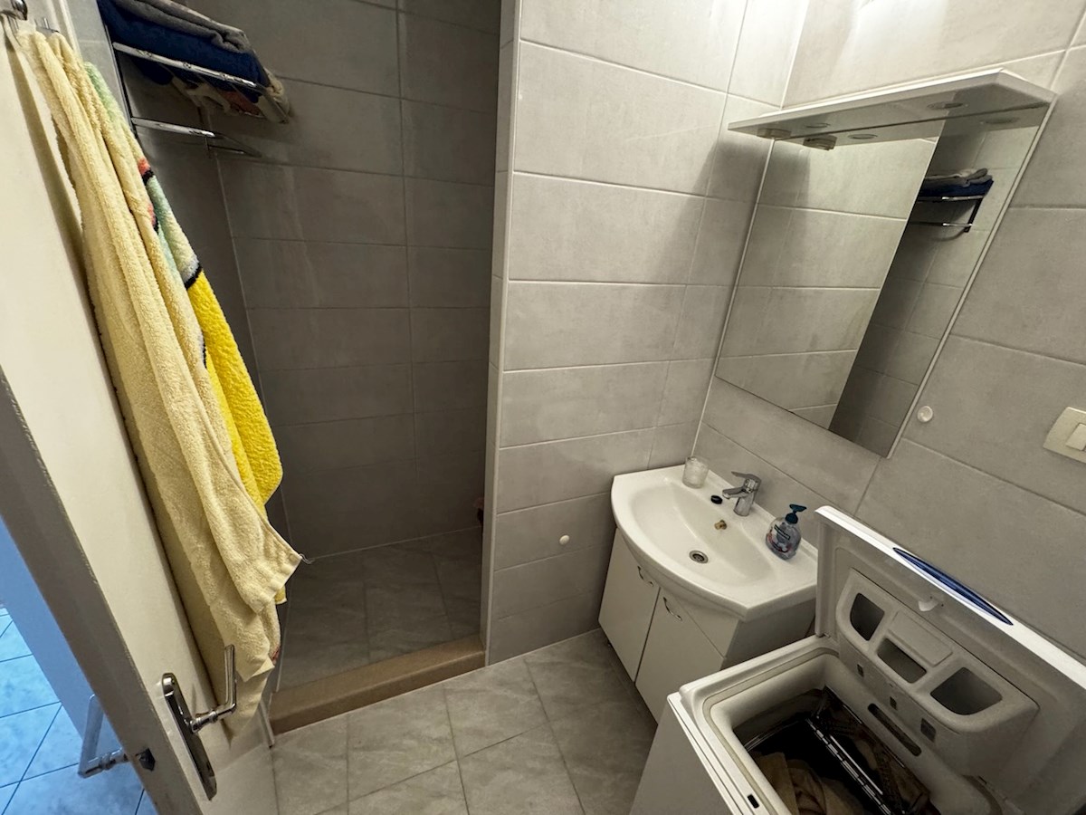 Prostorno trisobno stanovanje z garažo na Hvaru naprodaj