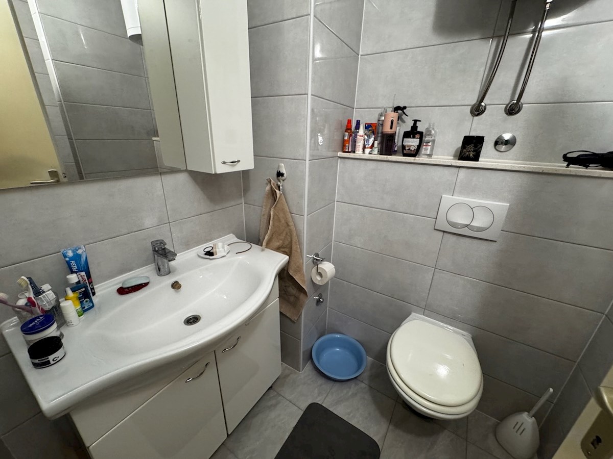 Prostorno trisobno stanovanje z garažo na Hvaru naprodaj