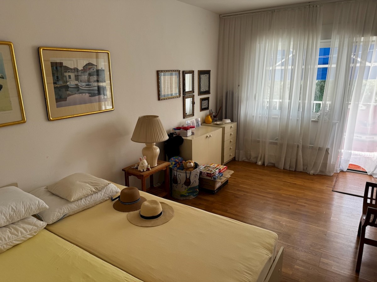 Prostorno trisobno stanovanje z garažo na Hvaru naprodaj
