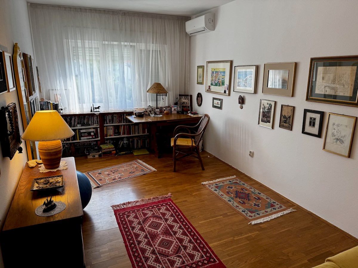 Prostorno trisobno stanovanje z garažo na Hvaru naprodaj