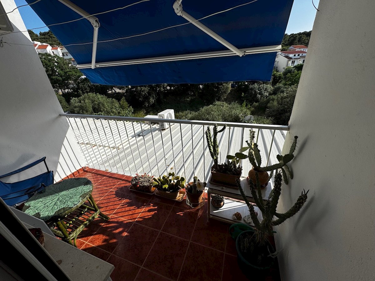 Prostorno trisobno stanovanje z garažo na Hvaru naprodaj