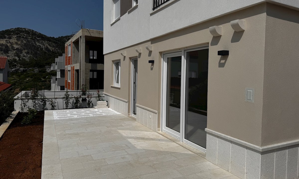 Novozgrajeno pritlično stanovanje z vrtom in parkiriščem v mestu Hvar