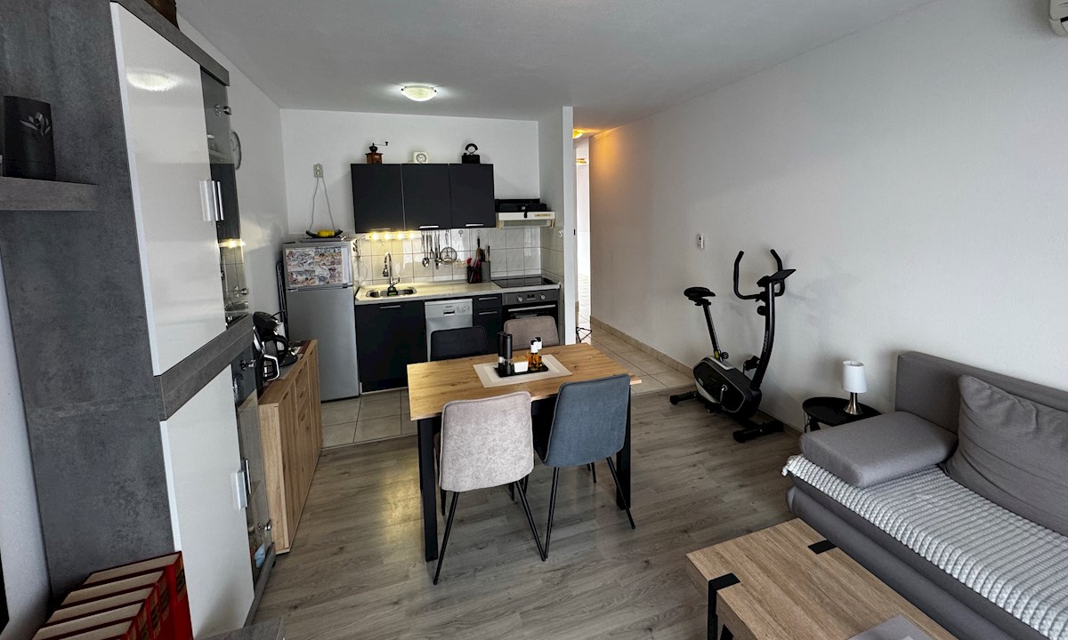 Elegantno enosobno stanovanje z razgledom proti zahodu v mestu Hvar