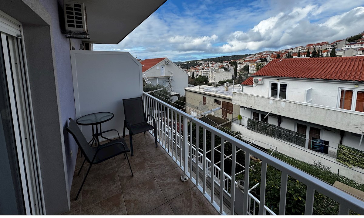 Elegantno enosobno stanovanje z razgledom proti zahodu v mestu Hvar