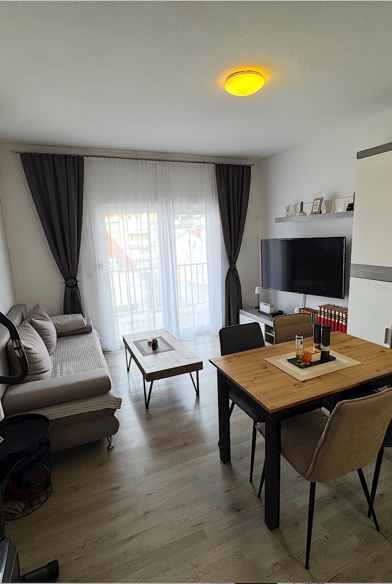 Elegantno enosobno stanovanje z razgledom proti zahodu v mestu Hvar