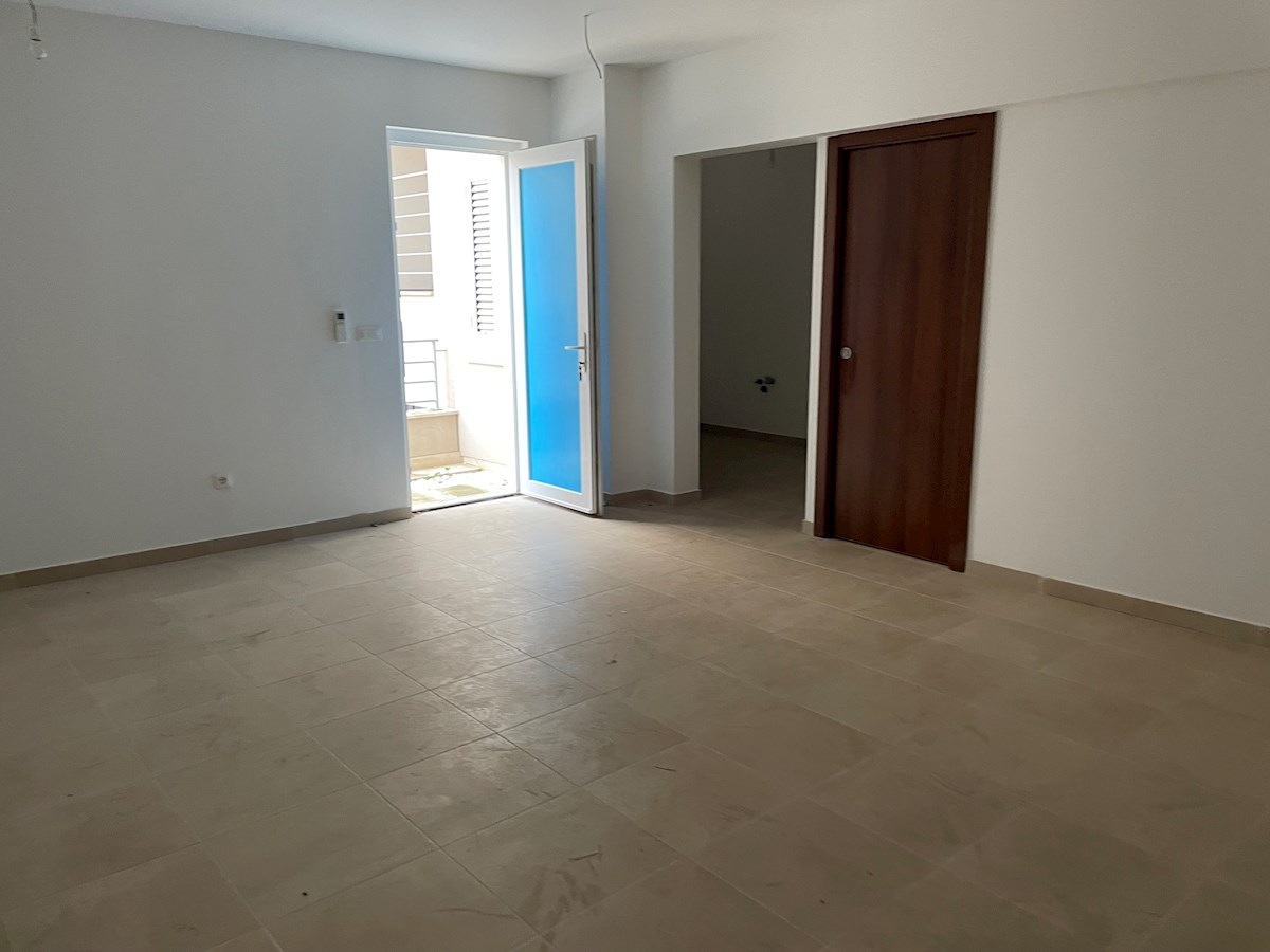 Trije apartmaji v novi stavbi z garažo v mestu Hvar, otok Hvar