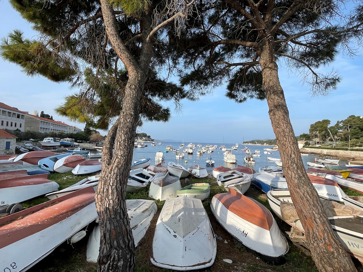 Trije apartmaji v novi stavbi z garažo v mestu Hvar, otok Hvar