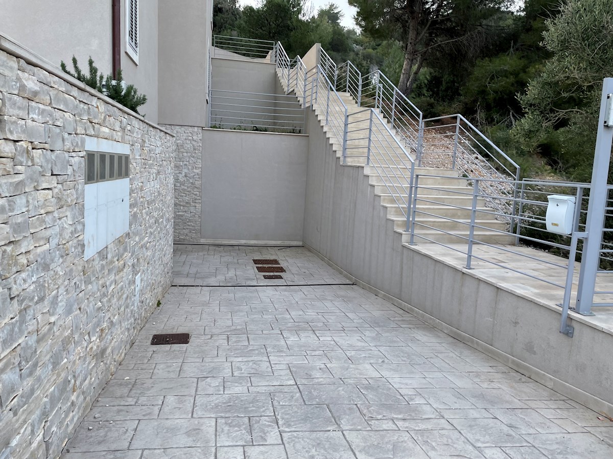 Trije apartmaji v novi stavbi z garažo v mestu Hvar, otok Hvar