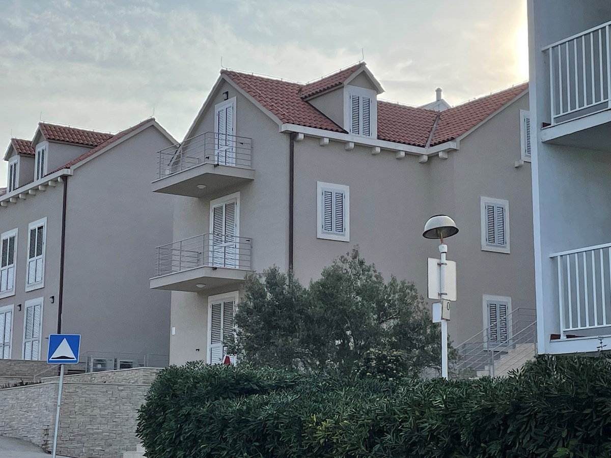 Trije apartmaji v novi stavbi z garažo v mestu Hvar, otok Hvar