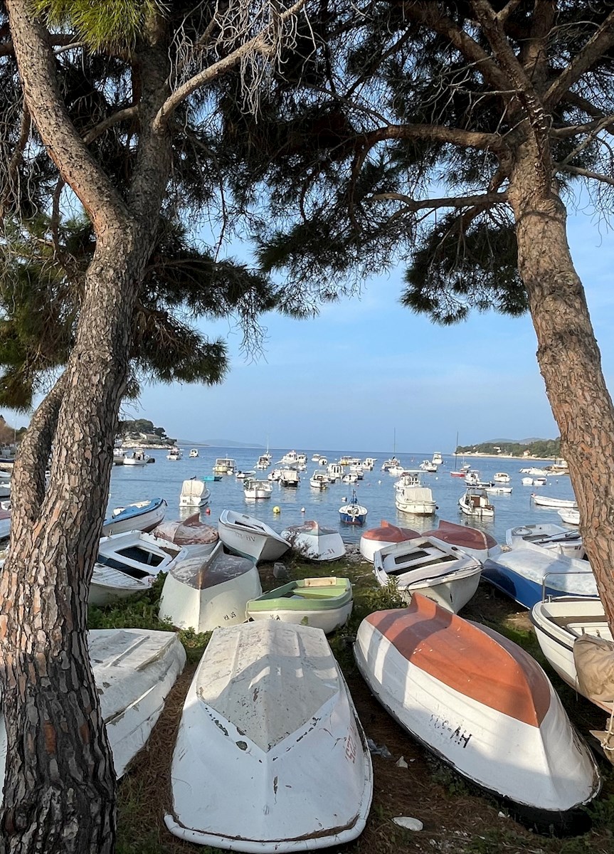 Trije apartmaji v novi stavbi z garažo v mestu Hvar, otok Hvar